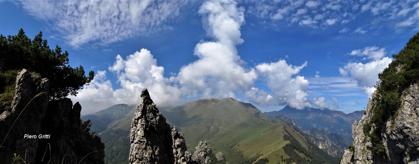 54 Dall'alto del ripido valloncello bella vista verso  Pizzo Baciamorti e Tre Signori.jpg